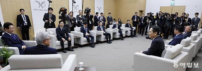 이재명 대통령이 31일 APEC 정상회의장인 경주 화백 컨벤션센터에서 젠슨 황 엔비디아 최고경영자를 접견하고 있다. 경주=송은석 기자 silverstone@donga.com