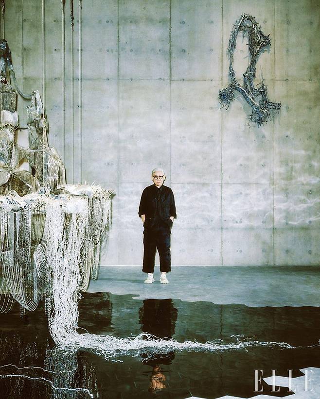 ‘애프터 브루노 타우트(사물의 달콤함을 경계하라)’(2007)와 ‘무제(M4)’(2014) 사이에 선 이불.