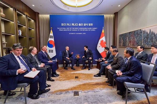 이재명 대통령과 마크 카니 캐나다 총리가 30일 소노캄 경주 프레지덴셜 스위트(PRS)에서 한·캐나다 정상회담을 하고 있다. 사진=뉴시스