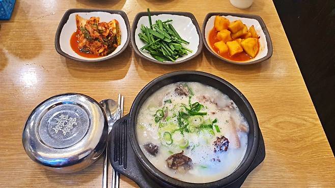 진하고 담백한 국물과 맛있는 순대와의 조화