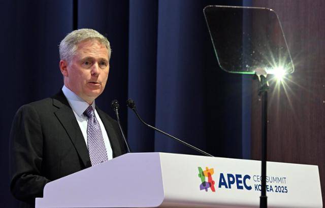 사이먼 칸 구글 아태지역 최고마케팅책임자(CMO)가 30일 경북 경주시 경주예술의전당에서 열린 APEC CEO 서밋에서 '지속 가능한 혁신을 위한 차세대 AI 로드맵'을 주제로 발표하고 있다. 뉴시스