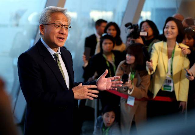 젠슨 황 엔비디아 최고경영자(CEO)가 31일 경북 경주예술의전당 원화홀에서 열린 기자간담회에 입장하기 전 취재진 질문에 답하고 있다. 뉴시스