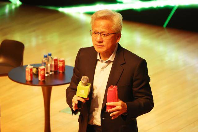 젠슨 황 엔비디아 CEO가 31일 기자간담회에서 빼빼로 과자를 먹다가 취재진 질문에 답하고 있다. 연합뉴스