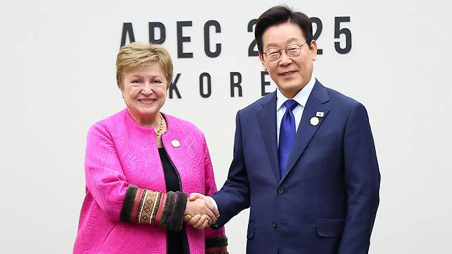 이재명 대통령과 크리스탈리나 게오르기에바 국제통화기금(IMF) 총재가 31일 APEC 정상회의장인 경북 경주화백컨벤션센터에서 면담 전 악수하고 있다. 2025.10.31