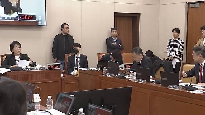 30일, 최민희 위원장이 국민의힘 측의 사퇴 요구 발언을 듣고 있다. (SBS 캡처)