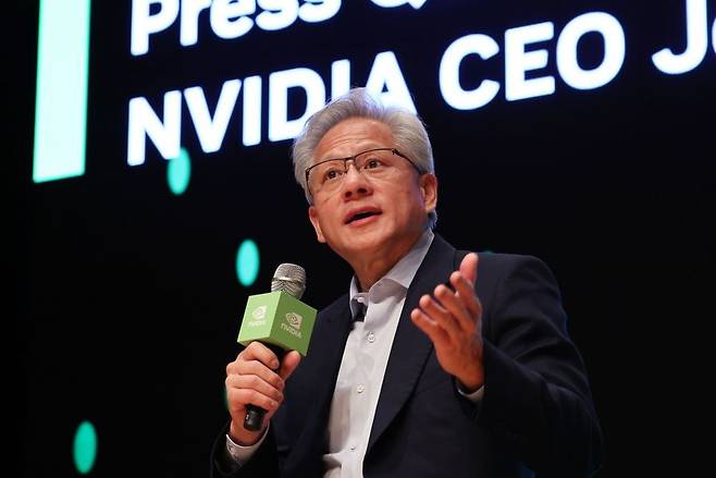 젠슨 황 엔비디아 최고경영자(CEO)가 31일 오후 경북 경주예술의전당에서 기자간담회를 하고 있다. 최혁 기자