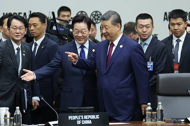 이재명 대통령이 31일 경주화백컨벤션센터(HICO)에서 열린 2025 아시아태평양경제협력체(APEC) 정상회의 제1세션에서 시진핑 중국 국가주석과 입장하고 있다. 연합뉴스