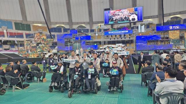 31일 부산아시아드주경기장에서 진행된 ‘제45회 전국장애인체육대회’ 개회식에서 경기도 선수단이 입장하고 있다. 경기도장애인체육회 제공