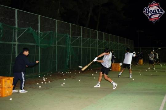 마무리 캠프에서 야간 훈련하는 두산 베어스 선수들 / 사진=두산 베어스 제공. 연합뉴스