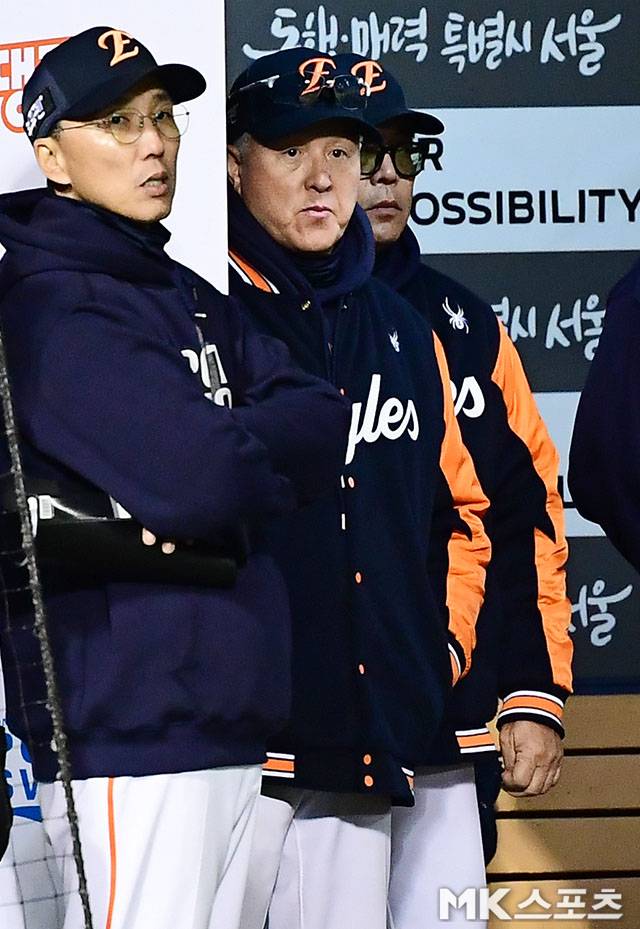 27일 오후 잠실구장에서 ‘2025 신한 SOL Bank KBO 포스트시즌’ 한화 이글스와 LG 트윈스의 한국시리즈(7전 4선승제) 2차전이 열렸다. 한화 김경문 감독이 5-11로 뒤진 7회말 수비를 지켜보고 있다. 사진=김영구 기자