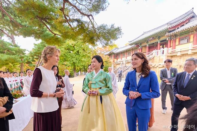 (서울=뉴스1) 허경 기자 = 김혜경 여사가 31일 경북 경주 불국사에서 열린 2025 아시아태평양경제협력체(APEC) 정상회의 배우자 초청 행사에 참석자들과 대화하고 있다. (대통령실 제공. 재판매 및 DB 금지) 2025.10.31/뉴스1 Copyright (C) 뉴스1. All rights reserved. 무단 전재 및 재배포, AI학습 이용 금지. /사진=(서울=뉴스1) 허경 기자