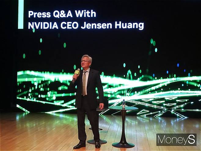 31일 경북 경주 예술의전당 원화홀 기자간담회에 참석한 젠슨 황 엔비디아 CEO. /사진=지선우 기자