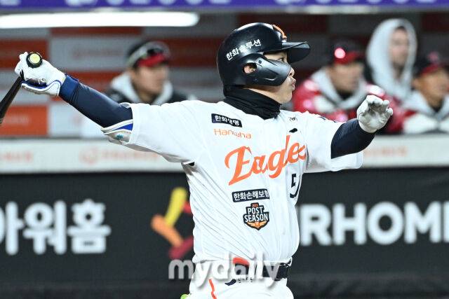 30일 대전 한화생명 볼파크 야구장에서 열린 '2025 신한 SOL 뱅크 KBO 한국시리즈 4차전' LG 트윈스와 한화 이글스 경기. 한화 문현빈이 7회말 2사 2-3루에 2타점 적시타를 치고 있다./대전 = 한혁승 기자