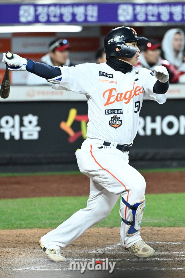 30일 대전 한화생명 볼파크 야구장에서 열린 '2025 신한 SOL 뱅크 KBO 한국시리즈 4차전' LG 트윈스와 한화 이글스 경기. 한화 문현빈이 7회말 2사 2-3루에 2타점 적시타를 치고 있다./대전 = 한혁승 기자
