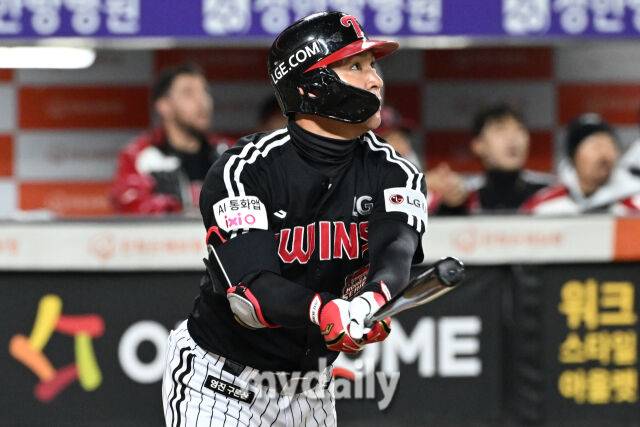 29일 대전 한화생명 볼파크 야구장에서 열린 '2025 신한 SOL 뱅크 KBO 한국시리즈 3차전' LG 트윈스와 한화 이글스 경기.LG 오지환이 2회초 1사 1루에 타격 후 타구를 바라보고 있다./대전=한혁승 기자
