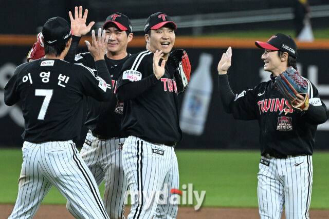 30일 대전 한화생명 볼파크 야구장에서 열린 '2025 신한 SOL 뱅크 KBO 한국시리즈 4차전' LG 트윈스와 한화 이글스 경기.LG가 7-4로 한화에 9회 역전승을 했다. 기뻐하는 LG 선수들./대전=한혁승 기자