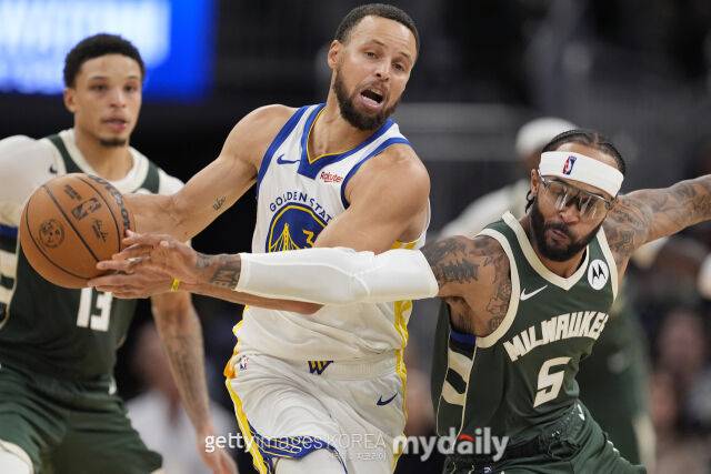 커리(중간)가 트렌트 주니어의 수비에 고전하고 있다. /게티이미지코리아