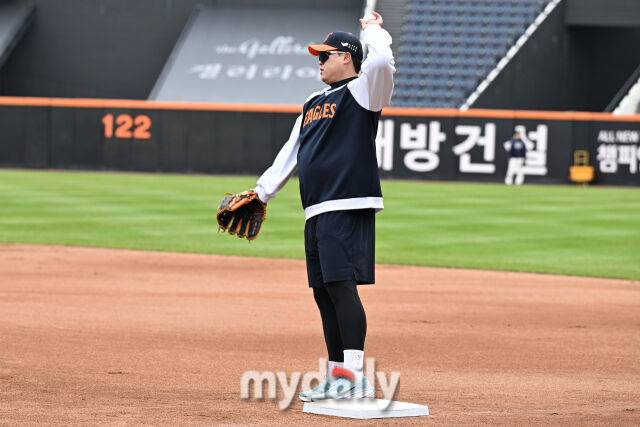 30일 대전 한화생명 볼파크 야구장에서 열린 '2025 신한 SOL 뱅크 KBO 한국시리즈 4차전' LG 트윈스와 한화 이글스 경기. 한화 류현진이 수비 훈련에 1루 베이스를 봐주고 있다./대전=한혁승 기자 hanfoto@mydaily.co.kr