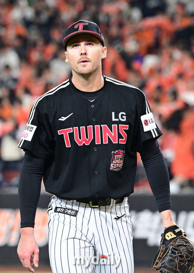 31일 오후 대전 한화생명 볼파크에서 진행된 '2025 신한 SOL Bank KBO 한국시리즈 5차전' LG트윈스-한화 이글스와의 경기.LG 선발 톨허스트가 6이닝을 1실점으로 마친 뒤 더그아웃으로 향하고 있다./대전=곽경훈 기자