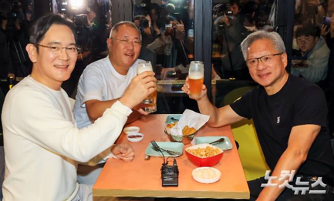 젠슨 황 엔비디아 최고경영자(CEO)가 30일 오후 서울 강남구 삼성역 인근 깐부치킨 매장에서 이재용 삼성그룹 회장, 정의선 현대차그룹 회장과 치킨 회동을 하고 있다. 류영주 기자
