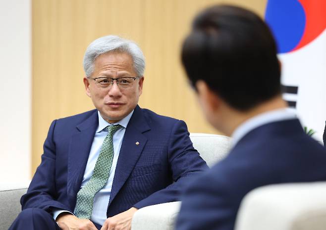 젠슨 황 엔비디아 최고경영자가 31일 APEC 정상회의장인 경주화백컨벤션센터에서 이재명 대통령과 면담 중 발언하고 있다. 연합뉴스