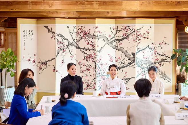 이재명 대통령의 부인 김혜경 여사가 30일 국립경주박물관 내 수묵당에서 차담회를 갖고 있다. 이날 차담회에는 APEC 배우자 프로그램 중 한복패션쇼를 총괄한 송선민 예술감독을 비롯해 이혜순·이혜미·송혜미·박선영·이예심 한복디자이너가 참석했다. 대통령실 제공