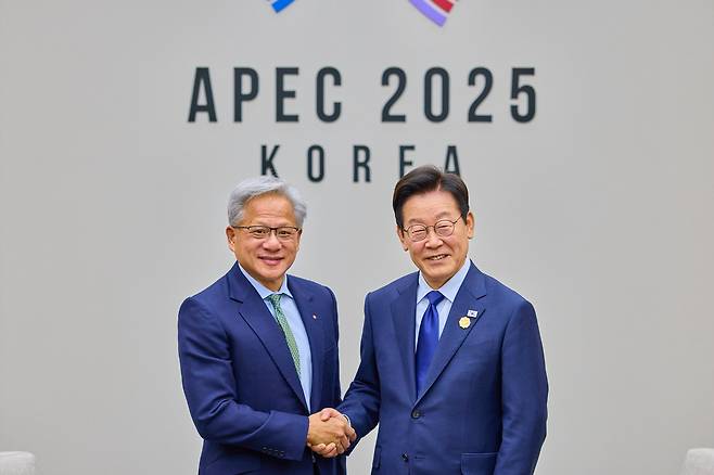 이재명 대통령과 젠슨 황 엔비디아 최고경영자(CEO)가 31일 경북 경주화백컨벤션센터(HICO)에서 면담 하기 전 악수하고 있다. 대통령실 제공