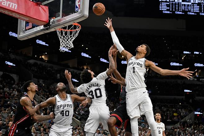 샌안토니오 웸반야마가 31일 마이애미전에서 리바운드를 따내고 있다. AP연합뉴스