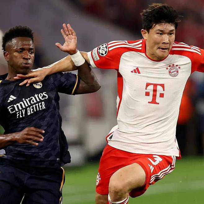 레알 마드리드 비니시우스 주니오르와 볼 경합을 펼치고 있는 바이에른 뮌헨 김민재(오른쪽). /사진=에크렘 코누르 SNS 캡처