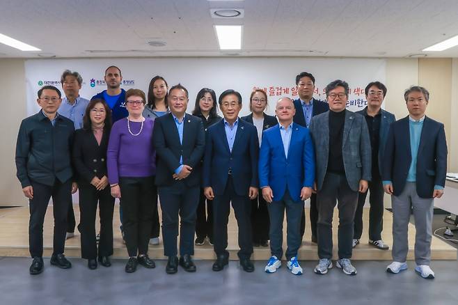 2027 충청 유니버시아드대회 현장 점검과 회의를 앞두고 기념 사진을 촬영하고 있는 국제대학스포츠연맹(FISU)과 국제기술위원회(ITC) 관계자들. /사진=대회 조직위원회 제공