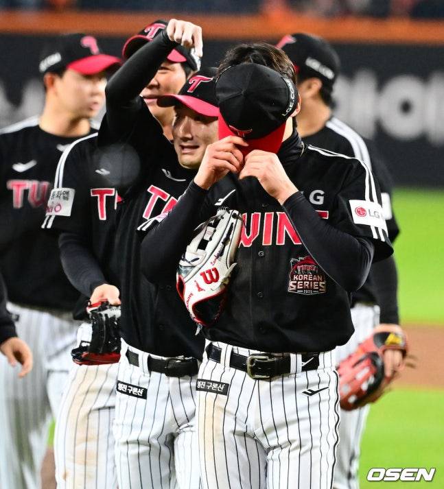 LG 신민재(왼쪽)이 30일 대전 한화생명볼파크에서 열린 2025 KBO 포스트시즌 한국시리즈 4차전 승리 후 우는 박해민을 놀리고 있다.