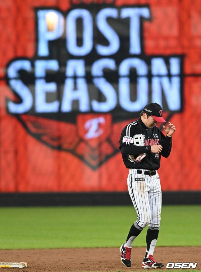 LG 박해민이 30일 대전 한화생명볼파크에서 열린 2025 KBO 포스트시즌 한국시리즈 4차전 승리 후 눈물을 흘리고 있다.