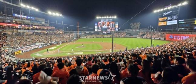 관중들로 가득찬 대전 한화생명볼파크 전경. /사진=강영조 선임기자