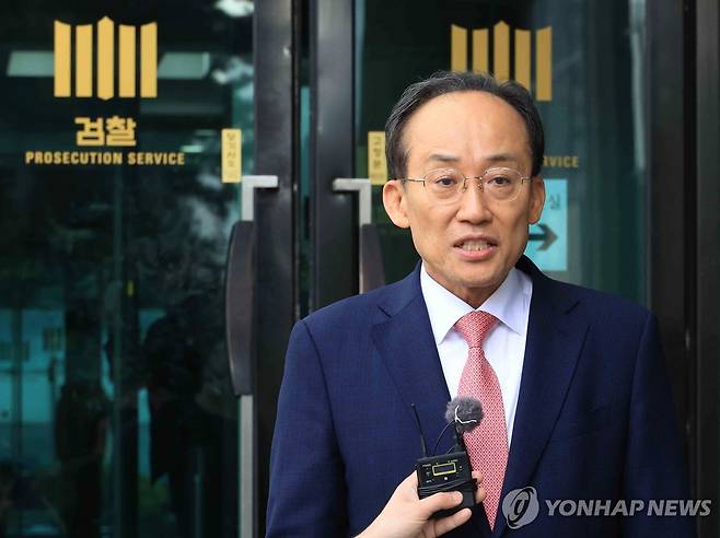 특검 조사 마친 추경호 (서울=연합뉴스) 최재구 기자 = 국민의힘 추경호 전 원내대표가 31일 서울 서초구 서울고검에 마련된 조은석 내란특별검사팀 사무실에서 조사를 마친 뒤 나오며 발언하고 있다. 2025.10.31 jjaeck9@yna.co.kr