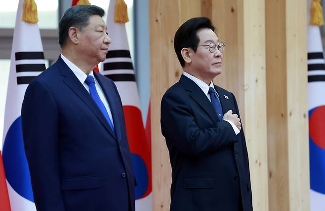 이재명 대통령과 시진핑 중국 국가주석이 1일 경주 아시아태평양경제협력체(APEC) 정상회의를 계기로 한 첫 정상회담을 앞두고 나비를 매개로 이야기의 물꼬를 텄다. <연합뉴스 제공>