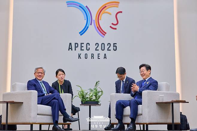 이재명 대통령이 10월 31일 경주 APEC을 방문한 젠슨 황을 경주화백컨벤션센터에서 접견 자리를 가졌다. 사진=대통령실