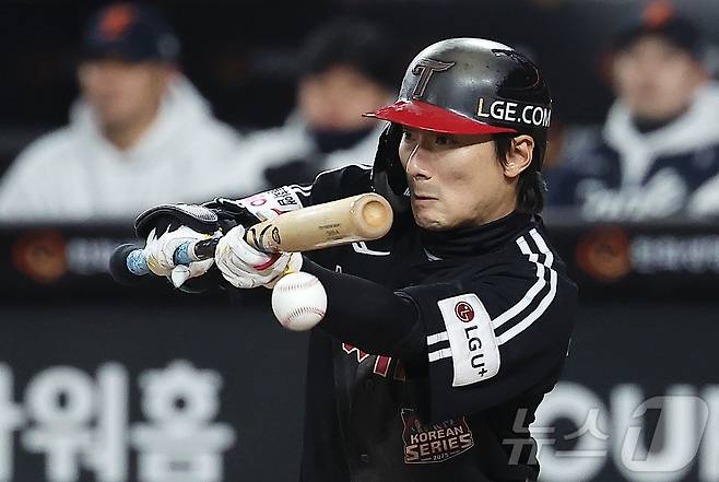 31일 대전 한화생명볼파크에서 열린 프로야구 2025 신한 SOL뱅크 KBO 포스트시즌 한국시리즈 5차전 LG 트윈스와 한화 이글스의 경기, LG 신민재가 6회초 무사 1루 상황에서 희생번트를 치고 있다. 2025.10.31/뉴스1 ⓒ News1 김진환 기자