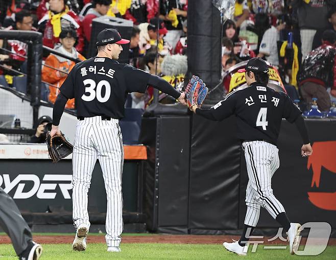 31일 대전 한화생명볼파크에서 열린 프로야구 2025 신한 SOL뱅크 KBO 포스트시즌 한국시리즈 5차전 LG 트윈스와 한화 이글스의 경기, LG 톨허스트가 5회말 한화 손아섭을 뜬공처리한 뒤 신민재와 하이파이브하고 있다. 2025.10.31/뉴스1 ⓒ News1 구윤성 기자