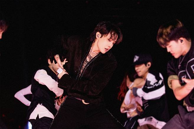 J-Hope faz uma aparição surpresa no show "#RUNSEOKJIN_EP.TOUR_ENCORE" do Jin do BTS. Foto | Big Hit Music