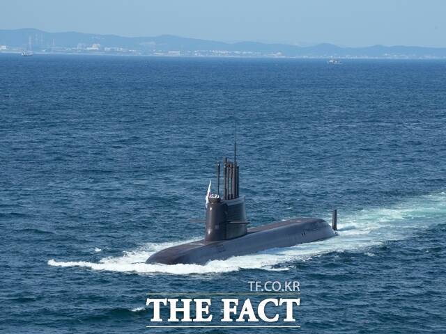 이재명 대통령이 29일 한미 정상회담에서 핵 추진 잠수함 보유 승인을 요청하고 도널드 트럼프 미국 대통령이 동의하면서 '한국형 핵 추진 잠수함' 개발 계획에 탄력이 붙었다. 그러나 한미 원자력 협정과 타국의 견제로 개발 과정이 순탄치만은 않을 것이란 우려도 나온다. 사진은 지난 9월 26일 촬영된 대한민국 해군의 도산안창호급 잠수함(SS-III) 3번함 신채호함(SS-086). /AP.뉴시스