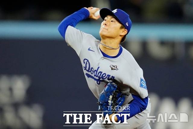 LA 다저스 야마모토 요시노부가 1일(한국시간) 토론토와의 월드시리즈 6차전서 6이닝 5피안타 1실점으로 호투했다. 야마모토는 2차전에 이어 월드시리즈에서 2승째를 거뒀다. /토론토=AP.뉴시스