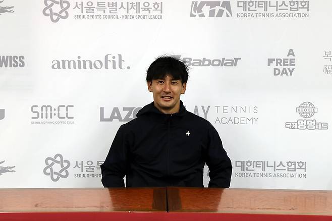 인터뷰에 응한 시마부쿠로 쇼 / 서울오픈조직위