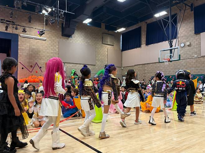 31일(현지 시각) 미 캘리포니아주 산호세의 한 초등학교 할로윈 행사에서 ‘케이팝 데몬 헌터스‘ 주인공 루미와 미라 분장을 한 학생들이 행진하고 있다./강다은 기자