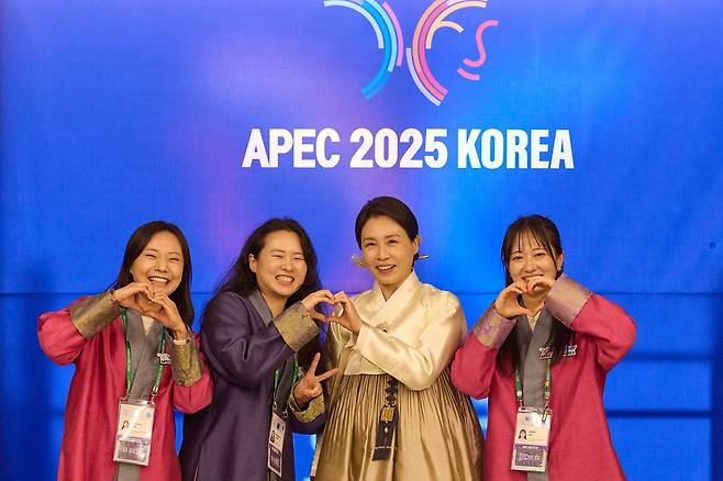 김혜경 여사가 1일 경북 경주시 APEC(아시아태평양경제협력체) 정상회의 자원봉사자 숙소를 방문해 봉사자들을 격려한 뒤 기념촬영을 하고 있다. 대통령실 제공