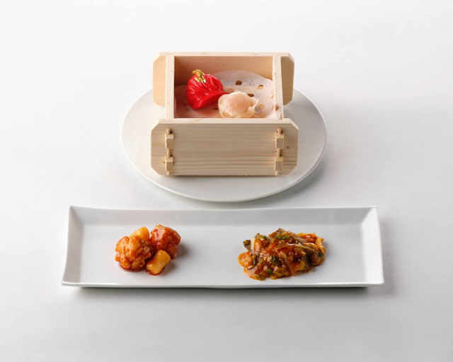 이재명 대통령이 시진핑 중국 국가주석을 초청한 1일 국빈 만찬에 오른 만두(위쪽부터 시계방향)와 마라소스 전복, 닭강정. 대통령실 제공