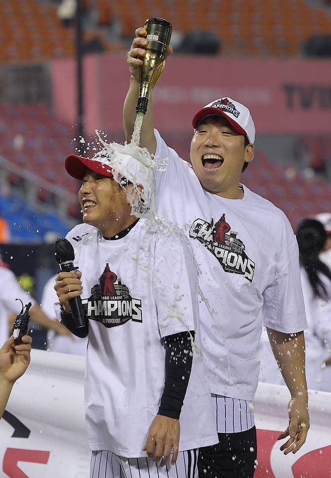<yonhap photo-8198="">(서울=연합뉴스) 류영석 기자 = LG 트윈스 염경엽 감독이 1일 서울 잠실야구장에서 정규 시즌 우승을 확정한 뒤 김현수로부터 샴페인을 맞고 있다. 2025.10.1 ondol@yna.co.kr/2025-10-01 23:33:55/ <저작권자 ⓒ 1980-2025 ㈜연합뉴스. 무단 전재 재배포 금지, AI 학습 및 활용 금지></yonhap>