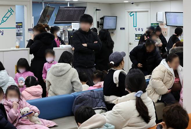 소아·청소년은 독감에 잘 걸리고 바이러스 전파력이 높다. 올해는 예년보다 독감 유행이 더 빨리 시작됐다. 사진은 지난해 학령기 아동을 중심으로 독감이 유행하자 진료를 받기 위해 병의원에서 기다리는 모습. 사진 뉴스1