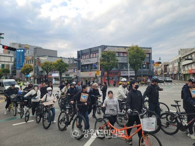 ▲ 1일 2025 함께 자전거 행진에 참여한 시민들이 팔호광장을 지나고 있다. 이설화 기자