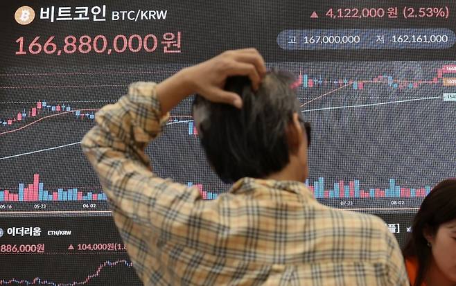 국내 가상자산거래소 기준 비트코인 가격이 사상 최고가를 기록한 11일 서울 서초구 빗썸라운지 강남 본점 현황판에 비트코인 시세가 표시되고 있다. 사진 연합뉴스