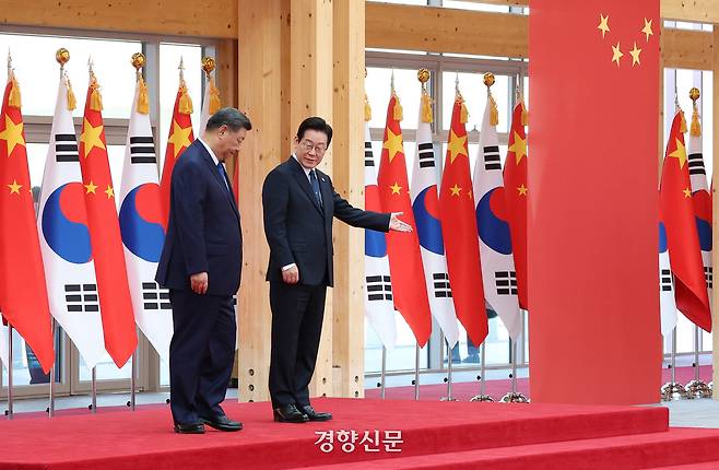 이재명 대통령이 1일 경북 경주 국립경주박물관에서 열린 공식환영식에서 국빈 방한한 시진핑 중국 국가주석과 의장대 사열을 하고 있다. 2025.11.01 김창길 기자